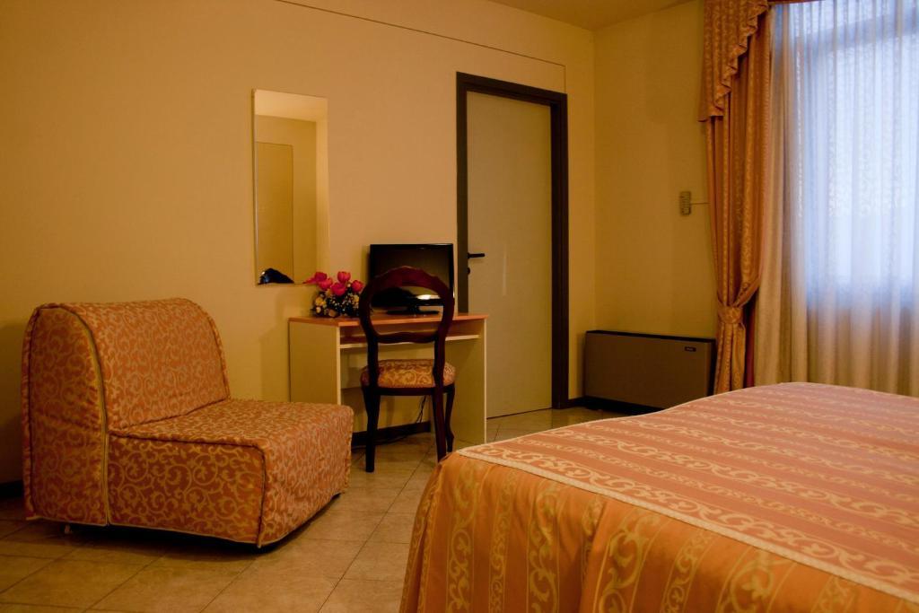 Hotel Michelangelo Реццато Экстерьер фото